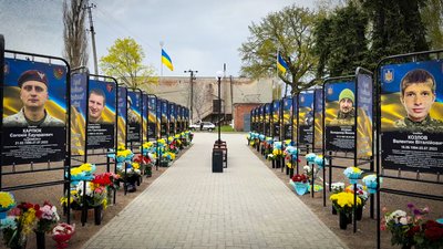 Алея Героїв у Козельці: на ній розмістили 88 портретів українських бійців