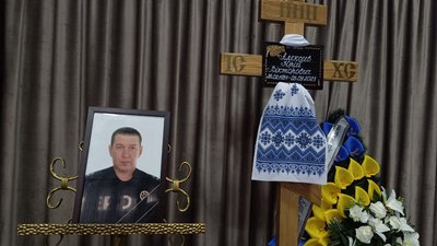 У Хмельницькій міській ритуальній службі попрощались із загиблим Юрієм Алєксєєвим, 9 січня 2023. Фото: Суспільне Хмельницький. У Хмельницькій міській ритуальній службі попрощались із загиблим Юрієм Алєксєєвим, 9 січня 2023. Фото: Суспільне Хмельницький.