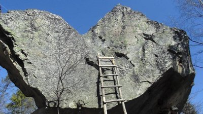Ялинівський камінь розташований на маршруті Ялинівський камінь розташований на маршруті