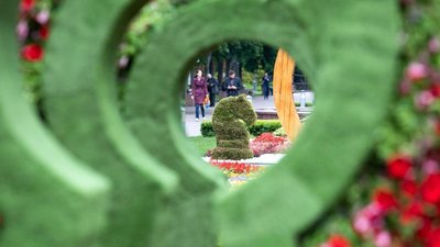 Аліса в країні див. У київському парку відкрили нову квіткову виставку Аліса в країні див. У київському парку відкрили нову квіткову виставку