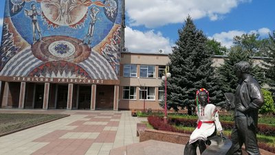 У Кропивницькому пам'ятник студентці біля техінчого університету вбрали у вишиванку У Кропивницькому пам'ятник студентці біля техінчого університету вбрали у вишиванку