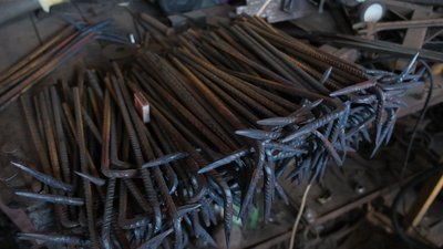Родина з Вінниччини виготовляє металеві скоби для військових на передову Родина з Вінниччини виготовляє металеві скоби для військових на передову