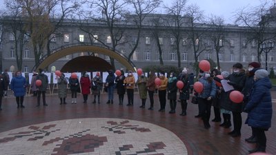 Всеукраїнська акція до Міжнародного дня боротьби з насильством у Чернігові На Алеї Героїв 25 листопада Всеукраїнська акція до Міжнародного дня боротьби з насильством у Чернігові На Алеї Героїв 25 листопада