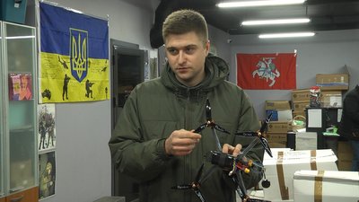 Дрони в дарунок: мати загиблого бійця з Хмельниччини задонатила на два дрони його побратимам Дрони в дарунок: мати загиблого бійця з Хмельниччини задонатила на два дрони його побратимам