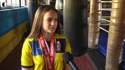 15-річна Ауріка Кострицька виборола право представляти юніорську жіночу збірну України на чемпіонату Європи, який відбудеться в липні цього року в Грузії. Фото: Суспільне. Поділля. 15-річна Ауріка Кострицька виборола право представляти юніорську жіночу збірну України на чемпіонату Європи, який відбудеться в липні цього року в Грузії. Фото: Суспільне. Поділля.