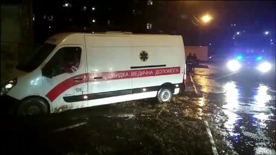 Через погіршення погоди автівки застрягали у багнюці Через погіршення погоди автівки застрягали у багнюці