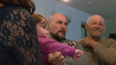 Дідусь із малятком. Історія порятунку родини Платових Дідусь із малятком. Історія порятунку родини Платових