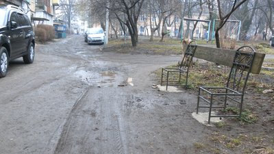 "Чи на колінах до мера йти, чи шапку скидати". Франківці просять відремонтувати їхній двір "Чи на колінах до мера йти, чи шапку скидати". Франківці просять відремонтувати їхній двір