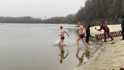 Водохреще у Чернігові: як це відбувалось на пляжі "Золотий берег" Водохреще у Чернігові: як це відбувалось на пляжі "Золотий берег"