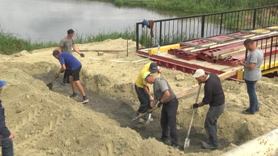 На дорозі Львів-Луцьк поблизу села Гайок завершують будувати тимчасовий міст На дорозі Львів-Луцьк поблизу села Гайок завершують будувати тимчасовий міст