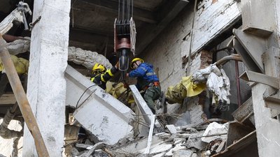 "Працюють в дуже складних умовах". Рятувальники розбирають завали Охтирської ТЕЦ на Сумщині "Працюють в дуже складних умовах". Рятувальники розбирають завали Охтирської ТЕЦ на Сумщині