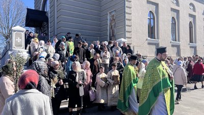 У хмельницькому Свято-Покровському соборі освячували вербне гілля