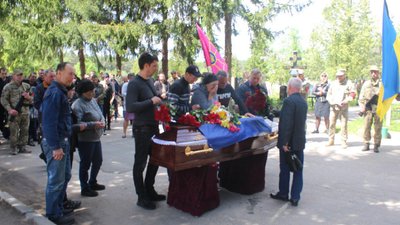 У Сумах поховали військового Олександра Одінцова, якого вбили на Луганщині У Сумах поховали військового Олександра Одінцова, якого вбили на Луганщині