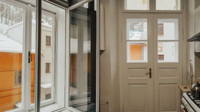 Відрестваровані вікна й балконний блок на вулиці Лисенка, 21. Відрестваровані вікна й балконний блок на вулиці Лисенка, 21.