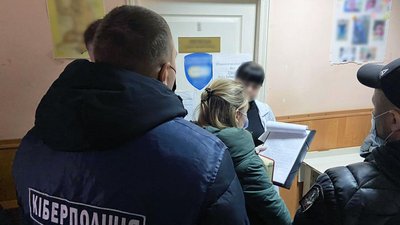 На Дніпропетровщині викрили медсестру, яка зі спільницею продавала підробні COVID-сертифікати