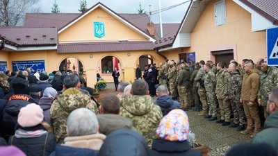 У Микитинцях поблизу Франківська відкрили пам'ятну дошку загиблому воїну Роману Сметані У Микитинцях поблизу Франківська відкрили пам'ятну дошку загиблому воїну Роману Сметані