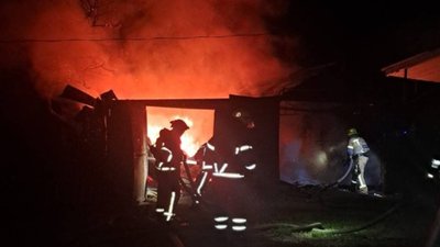 Рятувальники гасять пожежу внаслідок атаки РФ у Богодухові, 4 червня 2026 року