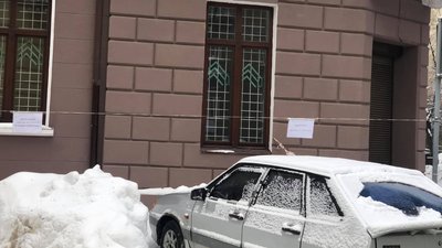 У Львові снігова брила пошкодила припаркований автомобіль У Львові снігова брила пошкодила припаркований автомобіль