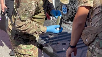 Фахівці оглядають знайдений предмет