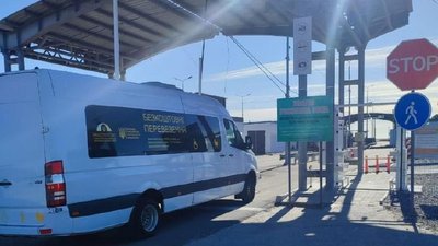 На КПВВ "Каланчак" та "Чонгар" запустили безплатні перевезення до адмінмежі та у зворотному напрямку На КПВВ "Каланчак" та "Чонгар" запустили безплатні перевезення до адмінмежі та у зворотному напрямку
