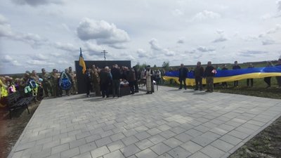 На Черкащині поховали загиблого на війні Максима пташника На Черкащині поховали загиблого на війні Максима пташника