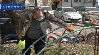 Власноруч дезінфікують будинок жителі черкаської багатоповерхівки Власноруч дезінфікують будинок жителі черкаської багатоповерхівки