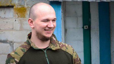 Бійці волинської бригади прихистили на позиціях єнота і назвали його "Байрактар" Бійці волинської бригади прихистили на позиціях єнота і назвали його "Байрактар"