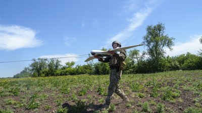 Український військовослужбовець готується до запуску безпілотника "Фурія"