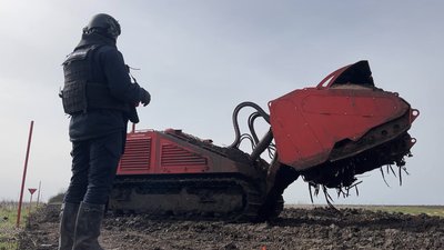 Співробітник ДСНС керує дистанційно машиною з розмінування, 27 березня 2024 року Співробітник ДСНС керує дистанційно машиною з розмінування, 27 березня 2024 року