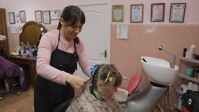 У Вінниці безкоштовно робили стрижки пенсіонерам