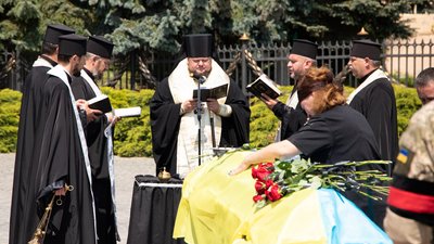 В Ужгороді попрощалися із загиблим захисником Євгеном Лабою В Ужгороді попрощалися із загиблим захисником Євгеном Лабою