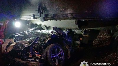 У Полтавській області легковий автомобіль заїхав під причіп вантажівки