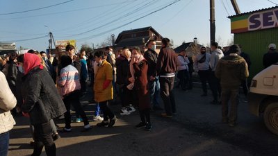 Жителі Хуста перекрили дорогу: вимагають оголошення результатів виборів (ФОТО)