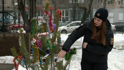 Що робити під час загоряння новорічної ялинки — розповіли черкаські рятувальники Що робити під час загоряння новорічної ялинки — розповіли черкаські рятувальники