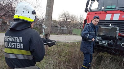 На Дніпропетровщині надзвичайник врятували коня На Дніпропетровщині надзвичайник врятували коня