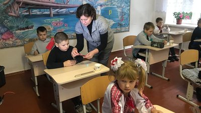 Школярі з Житомирщини разом з "Бовсунівськими бабусями" роблять для воїнів обереги з ниткою воротило