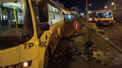 У Харкові легковик зніс стовб — він впав на автобус У Харкові легковик зніс стовб — він впав на автобус