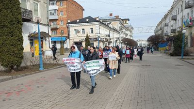 "Наші чоловіки два роки захищають країну": дружини військових у Сумах просять демобілізації "Наші чоловіки два роки захищають країну": дружини військових у Сумах просять демобілізації