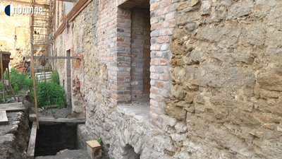Науковці натрапили на стіну, якої немає на жодних картах і планах. Фото: Суспільне Науковці натрапили на стіну, якої немає на жодних картах і планах. Фото: Суспільне