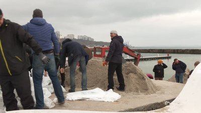 На одеському узбережжі збирають пісок для блокпостів На одеському узбережжі збирають пісок для блокпостів