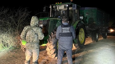 На Закарпатті затримали чоловіків на тракторі, яких підозрюють у переправленні сигарет в Угорщину