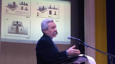 У Черкасах члени сімей загиблих та представники міської ради обговорили проєкти надгробків захисникам У Черкасах члени сімей загиблих та представники міської ради обговорили проєкти надгробків захисникам
