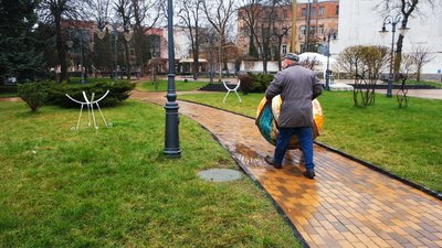 У Вінниці до Великодня встановили півтораметрові писанки