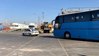 До бази пасажири та водії їхали в супроводі співробітників Національної поліції
