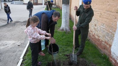 Нацгвардійці та школярі висадили черешені на території військової частини у Вінниці Нацгвардійці та школярі висадили черешені на території військової частини у Вінниці