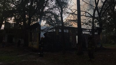 У парку в Одесі зайнялася покинута будівля У парку в Одесі зайнялася покинута будівля