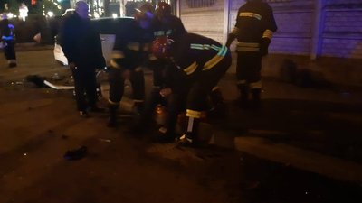 ДТП у Рівному: одне авто на даху, одне в паркані, травмованих діставали перехожі ДТП у Рівному: одне авто на даху, одне в паркані, травмованих діставали перехожі