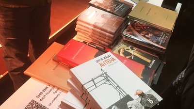 На зустріч з Сергієм Жаданом у Луцьку прийшли пів тисячі шанувальників На зустріч з Сергієм Жаданом у Луцьку прийшли пів тисячі шанувальників