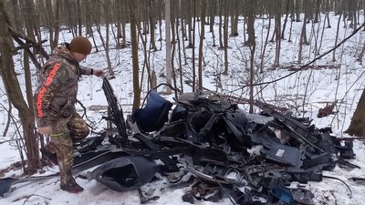 Несанкціонований смітник: на Тернопільщині змусили чоловіка прибрати в лісі Несанкціонований смітник: на Тернопільщині змусили чоловіка прибрати в лісі