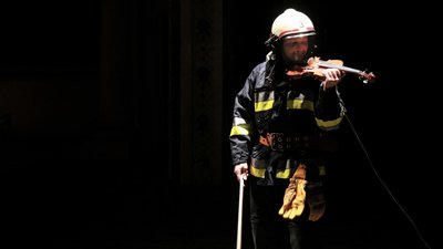 У Тернополі рятувальник освідчився коханій на сцені театру У Тернополі рятувальник освідчився коханій на сцені театру